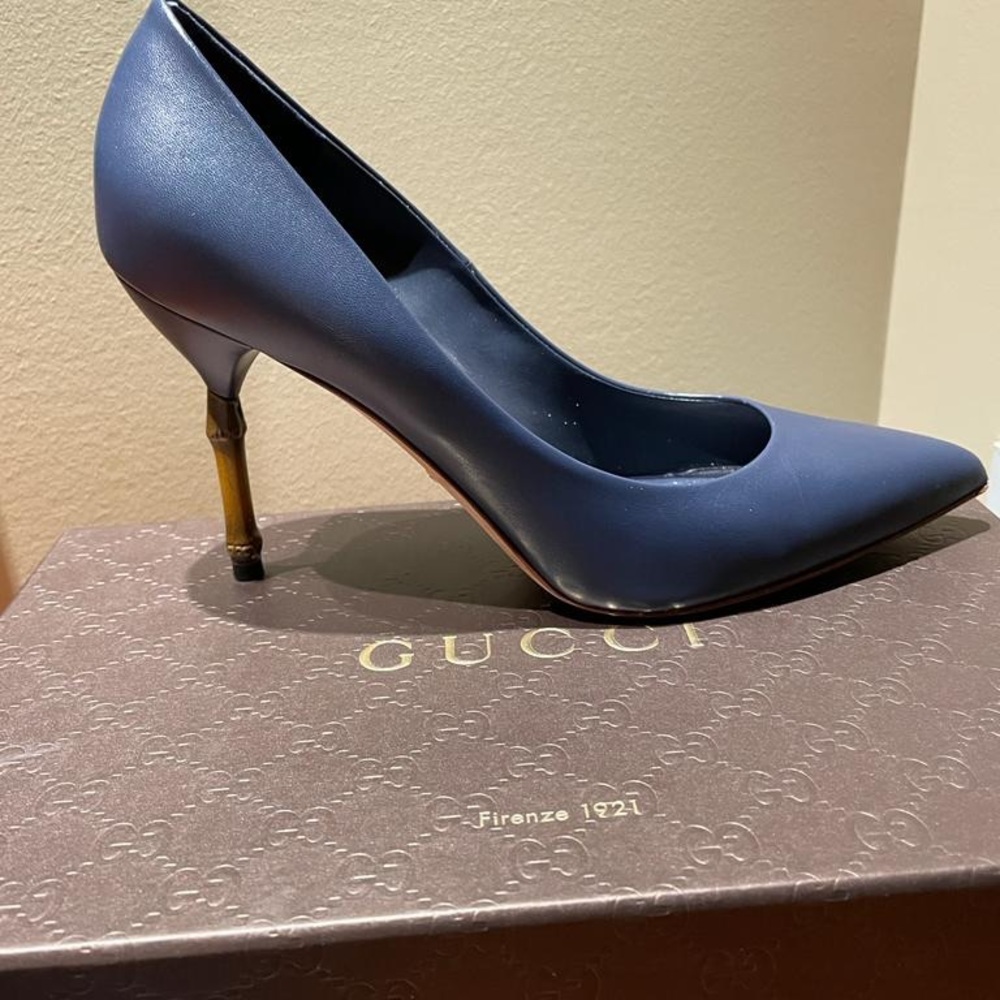Dark Blue Gucci Heels Size 39 Used in good condition Box and dust bag included